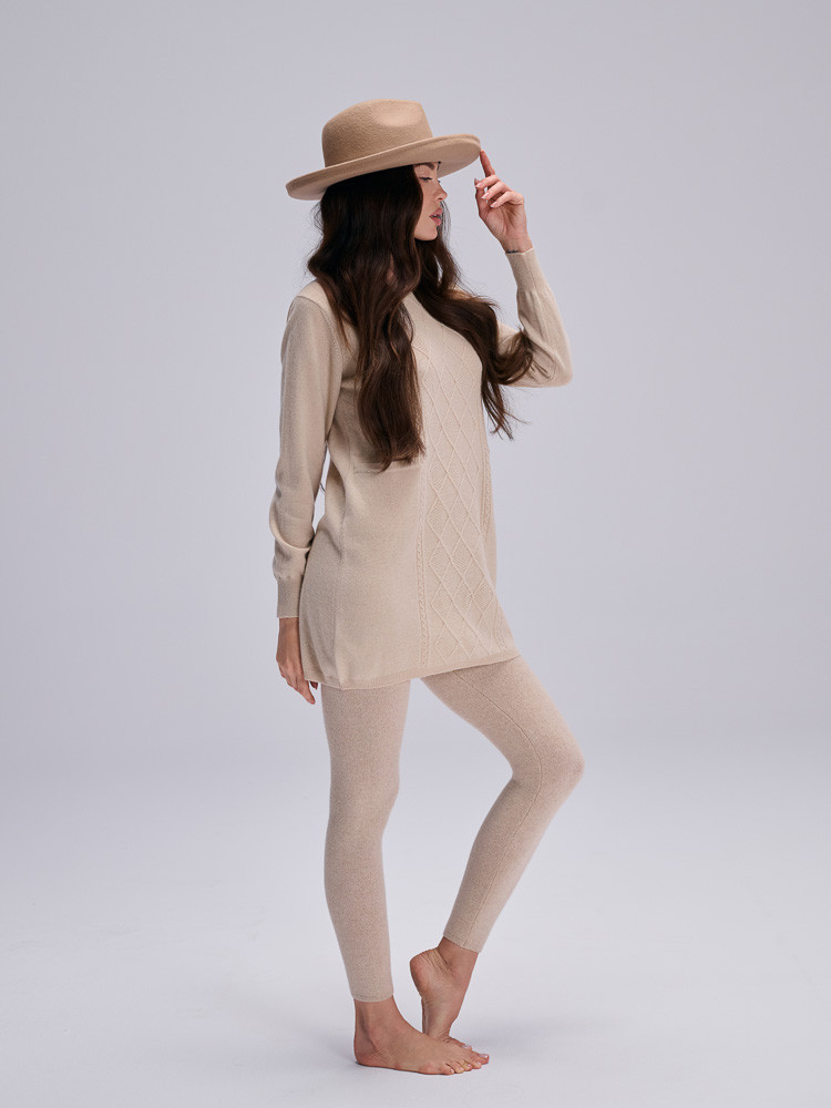 KLEID AUS SCHAFWOLLE