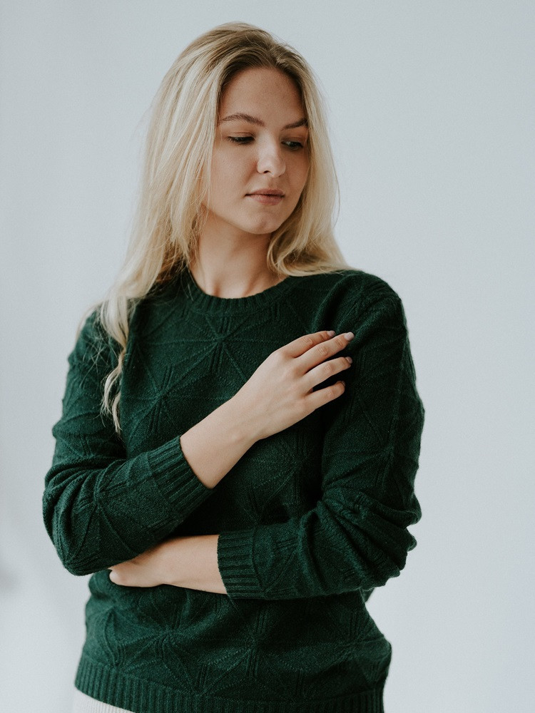 DAMEN-PULLOVER AUS YAKWOLLE MIT DEKORATIVEN STICHEN