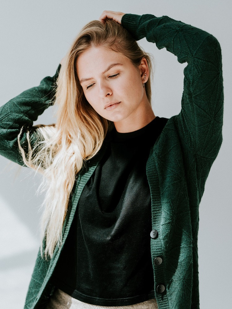LANGE STRICKJACKE AUS YAKWOLLE IN FLASCHENGRÜN
