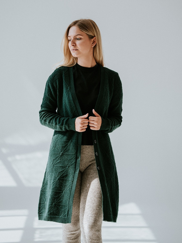 LANGE STRICKJACKE AUS YAKWOLLE IN FLASCHENGRÜN