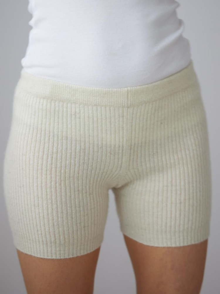 DAMEN SHORTS AUS SCHAFWOLLE IN DER FARBE CREME