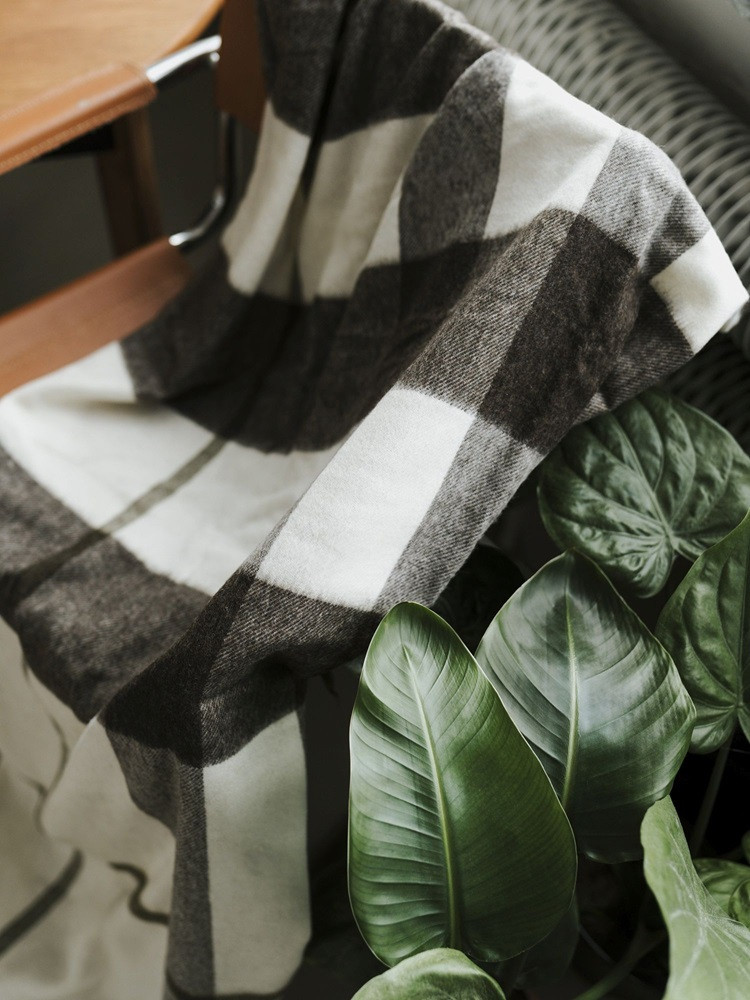 DECKE AUS 100% SCHAFWOLLE HELLES DESIGN