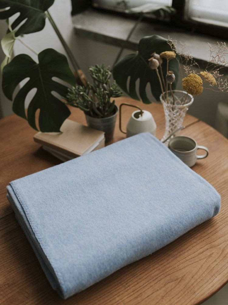 DECKE AUS BLAUER SCHAFWOLLE
