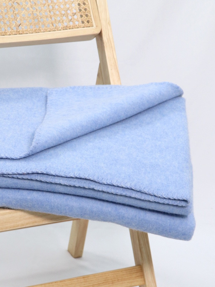 DECKE AUS BLAUER SCHAFWOLLE