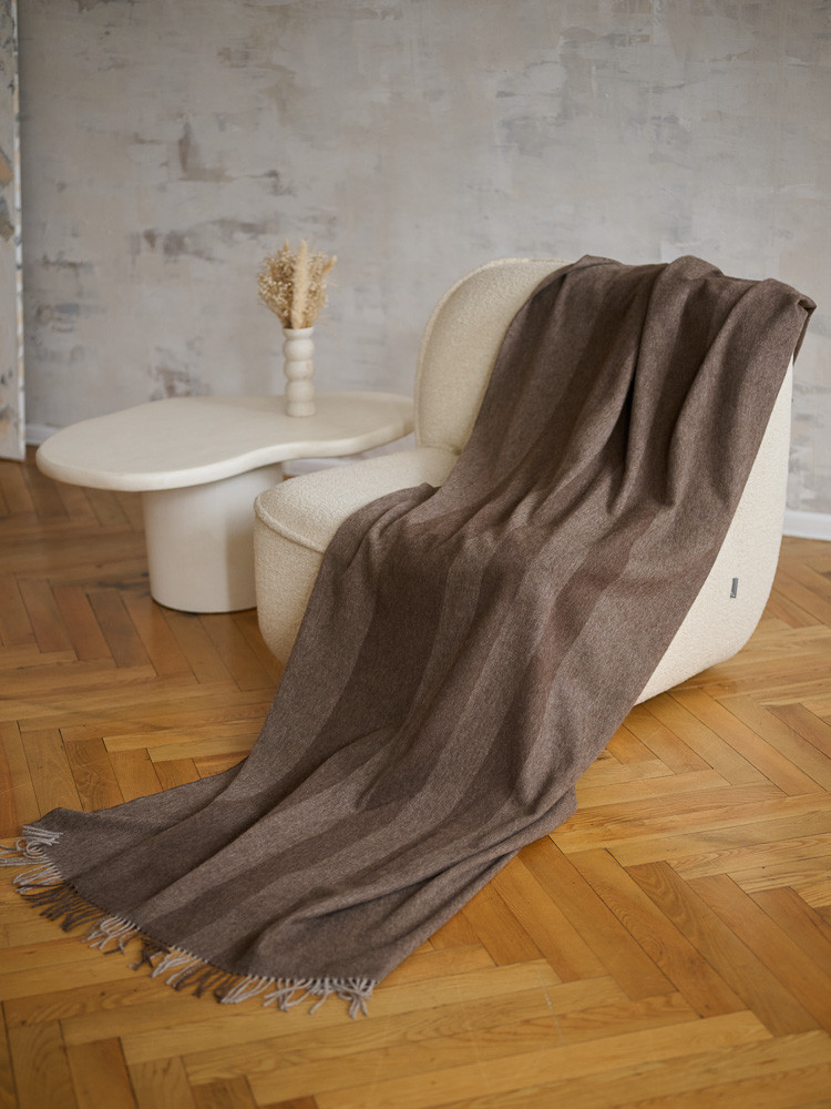 DECKE AUS 100 % SCHAFWOLLE IN BRAUN