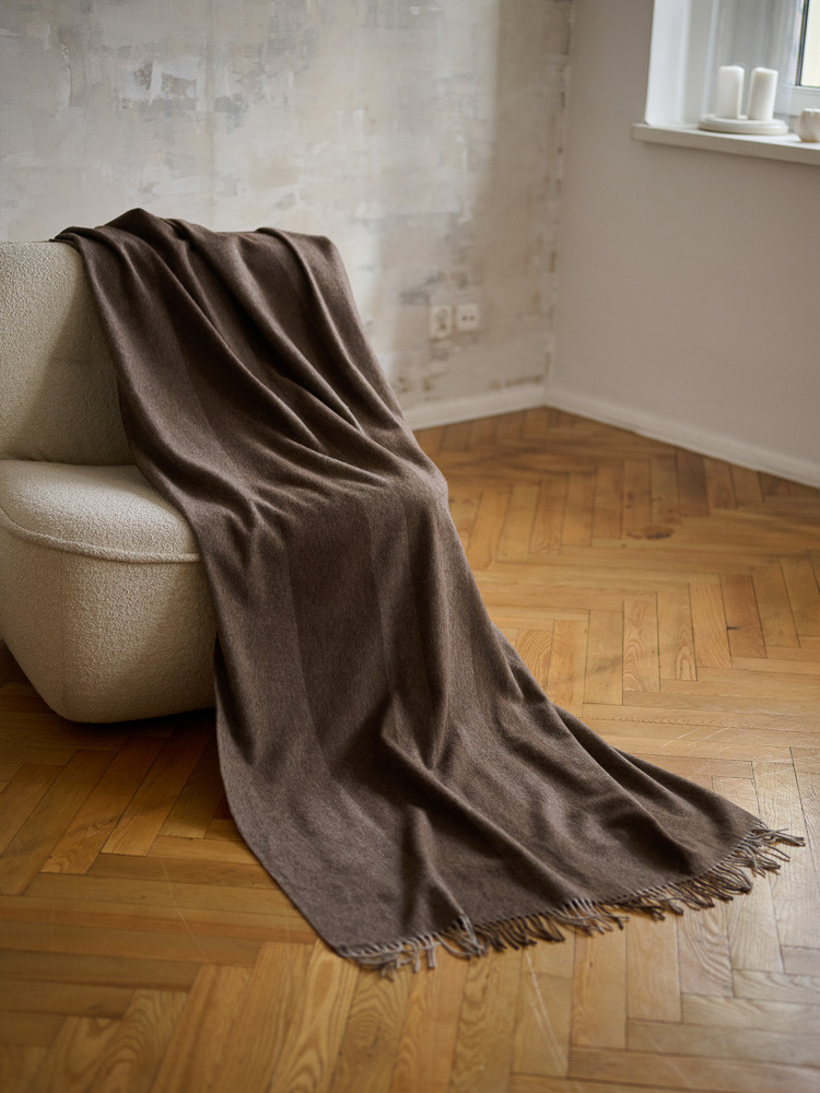 DECKE AUS 100 % SCHAFWOLLE IN BRAUN