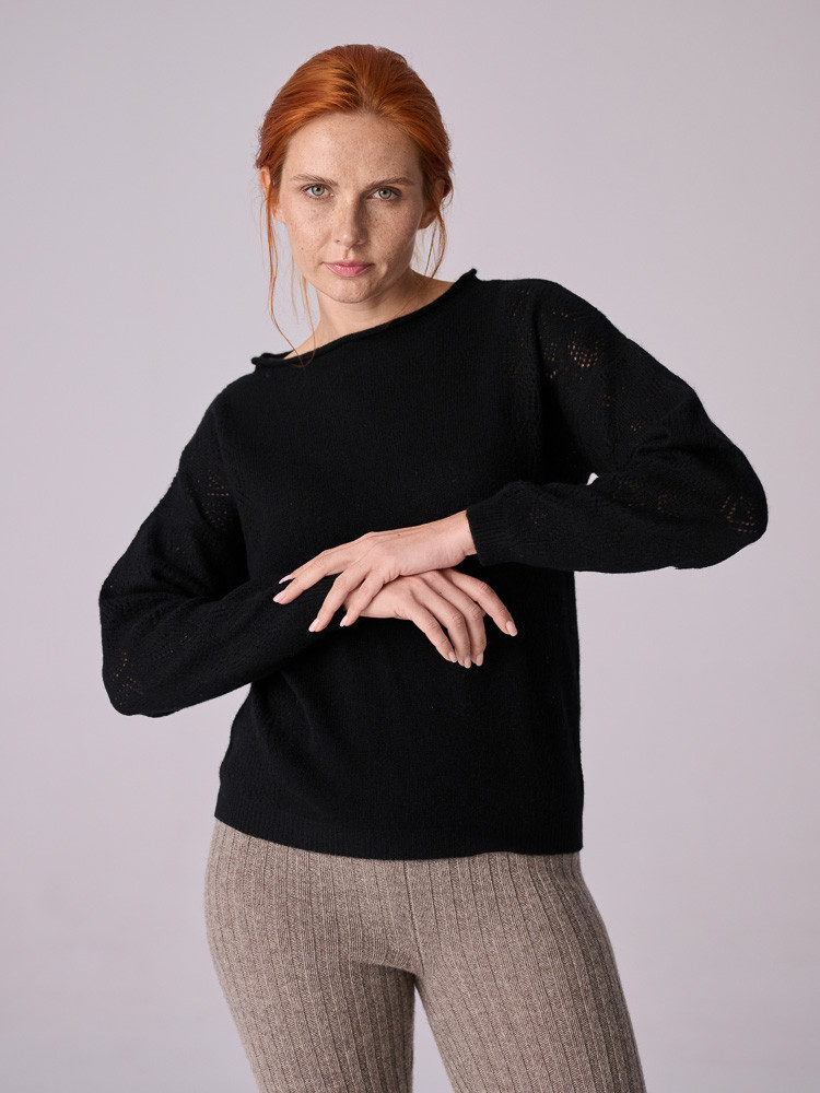 SCHWARZER KASCHMIRPULLOVER MIT AJOURMUSTER