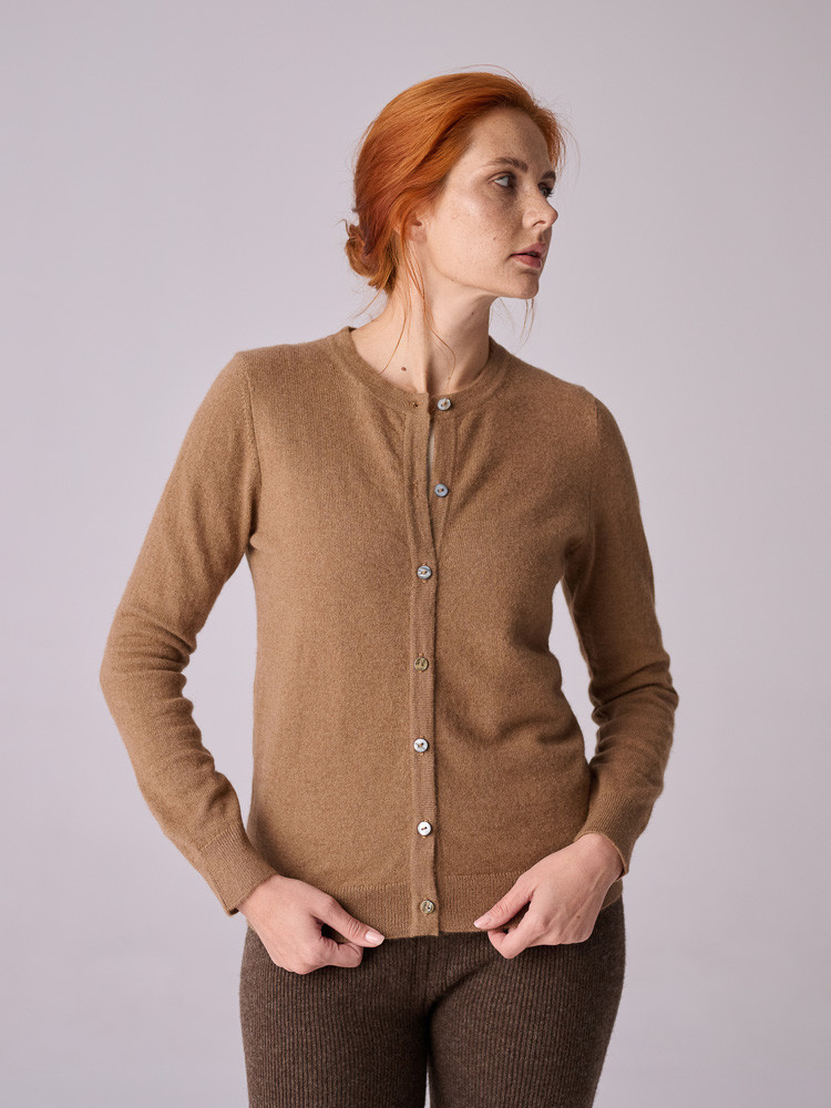 KASCHMIRSTRICKJACKE AUS KAMELWOLLE MIT KNÖPFEN