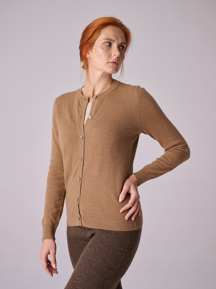 KASCHMIRSTRICKJACKE AUS KAMELWOLLE MIT KNÖPFEN
