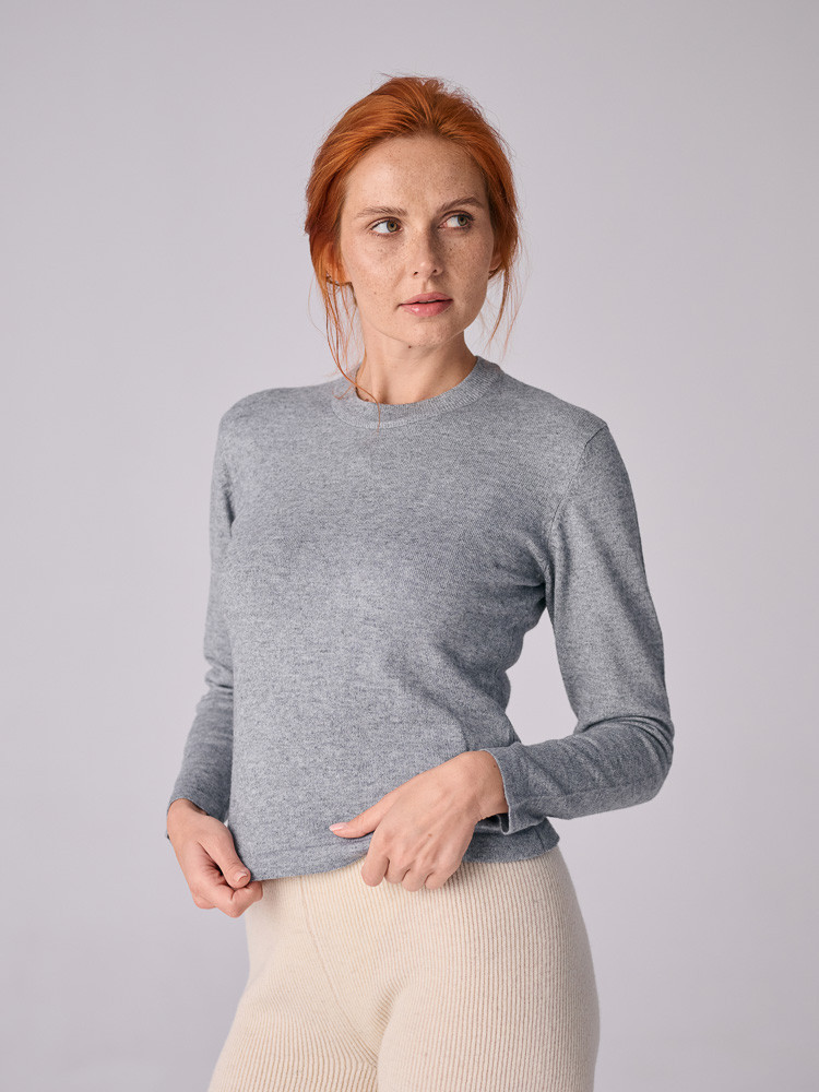 GRAUER PULLOVER AUS SCHAFWOLLE