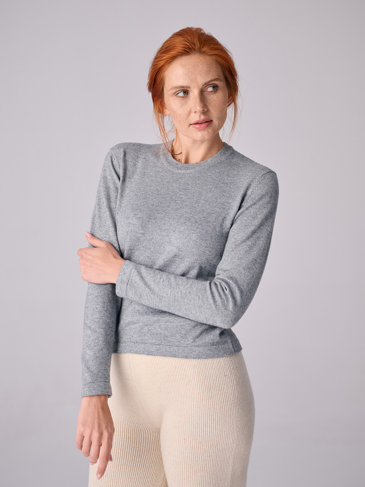 GRAUER PULLOVER AUS SCHAFWOLLE
