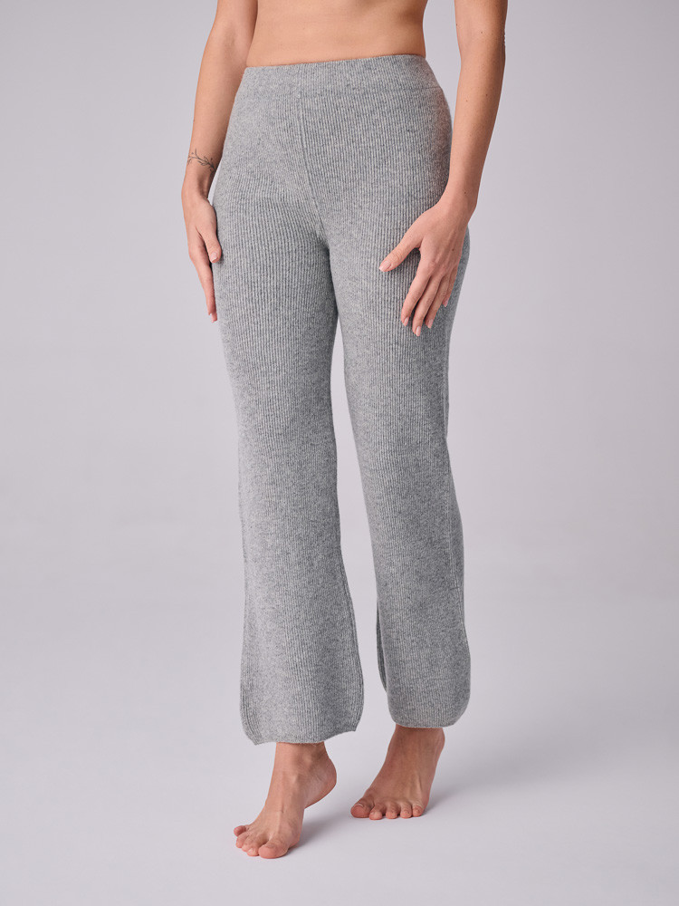 GRAUE HOSE AUS SCHAFWOLLE