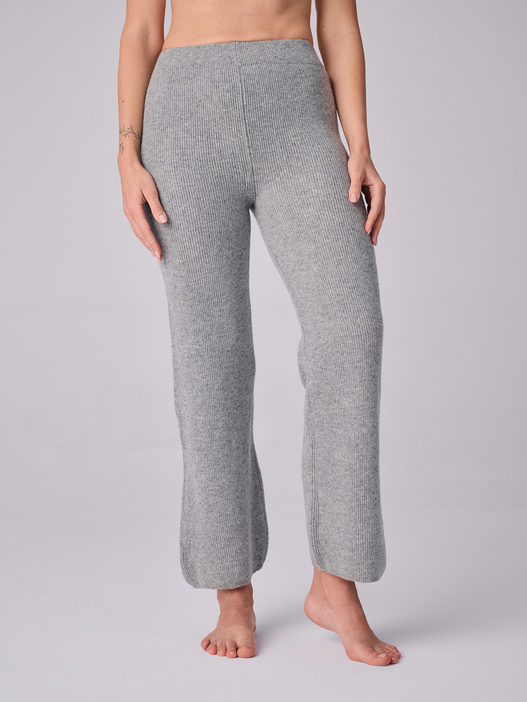 GRAUE HOSE AUS SCHAFWOLLE