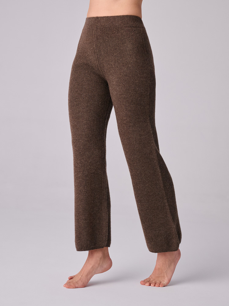 BRAUNE HOSE AUS SCHAFWOLLE