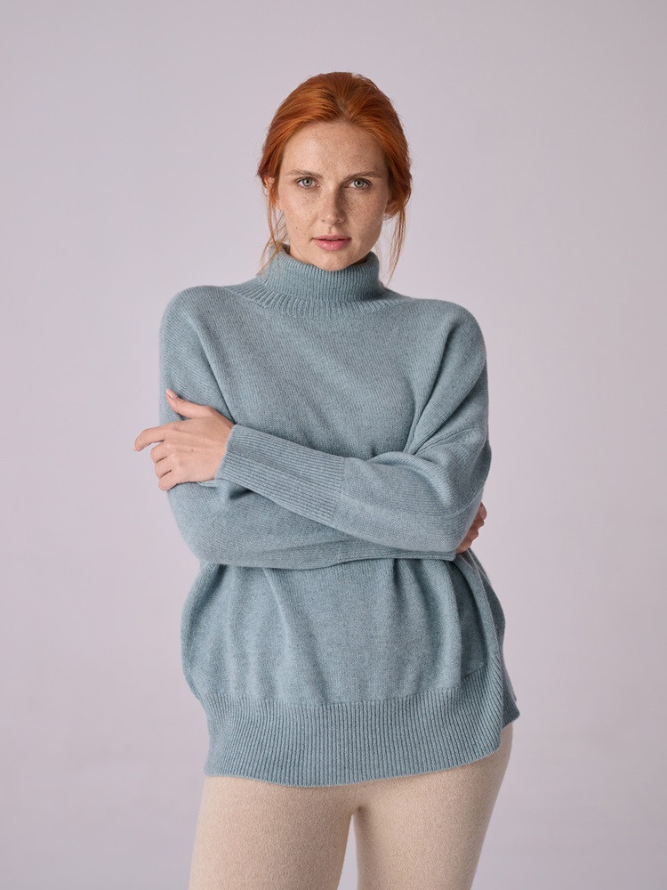 SALBEIGRÜNER OVERSIZE-KASCHMIRROLLKRAGENPULLOVER