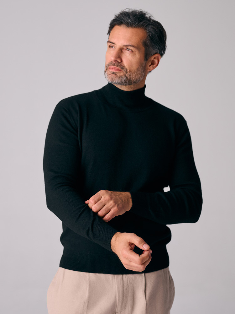 SCHWARZER ROLLKRAGENPULLOVER AUS SCHAFWOLLE