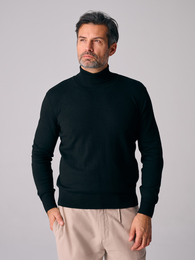 SCHWARZER ROLLKRAGENPULLOVER AUS SCHAFWOLLE