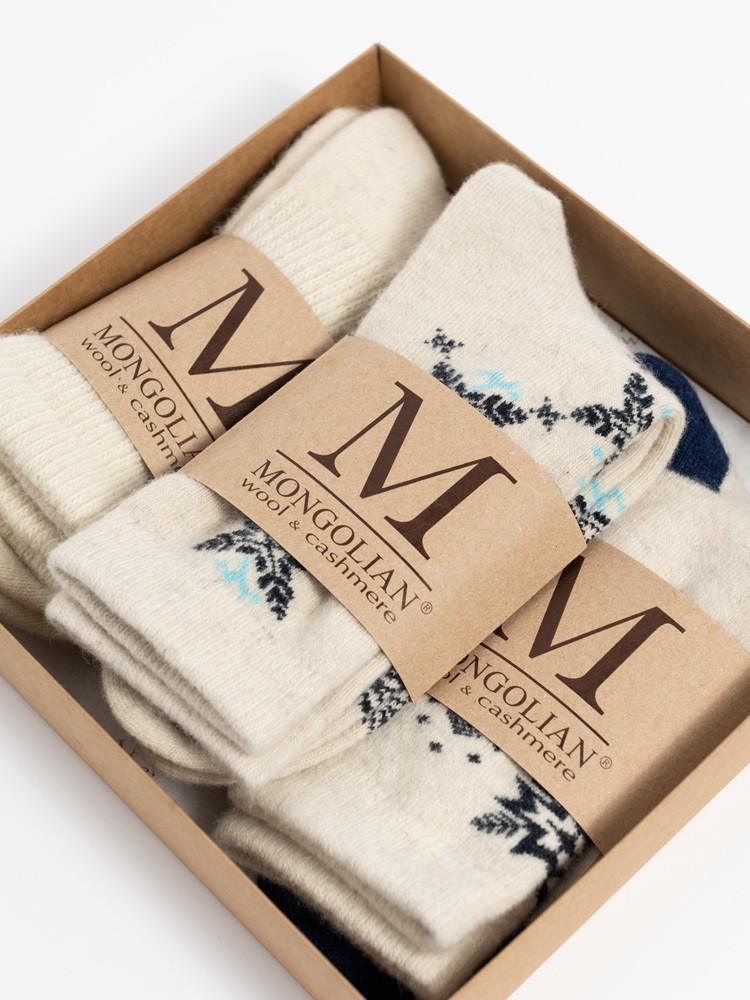 SET AUS SOCKEN AUS 100 % SCHAFWOLLE MIT WINTERMOTIV