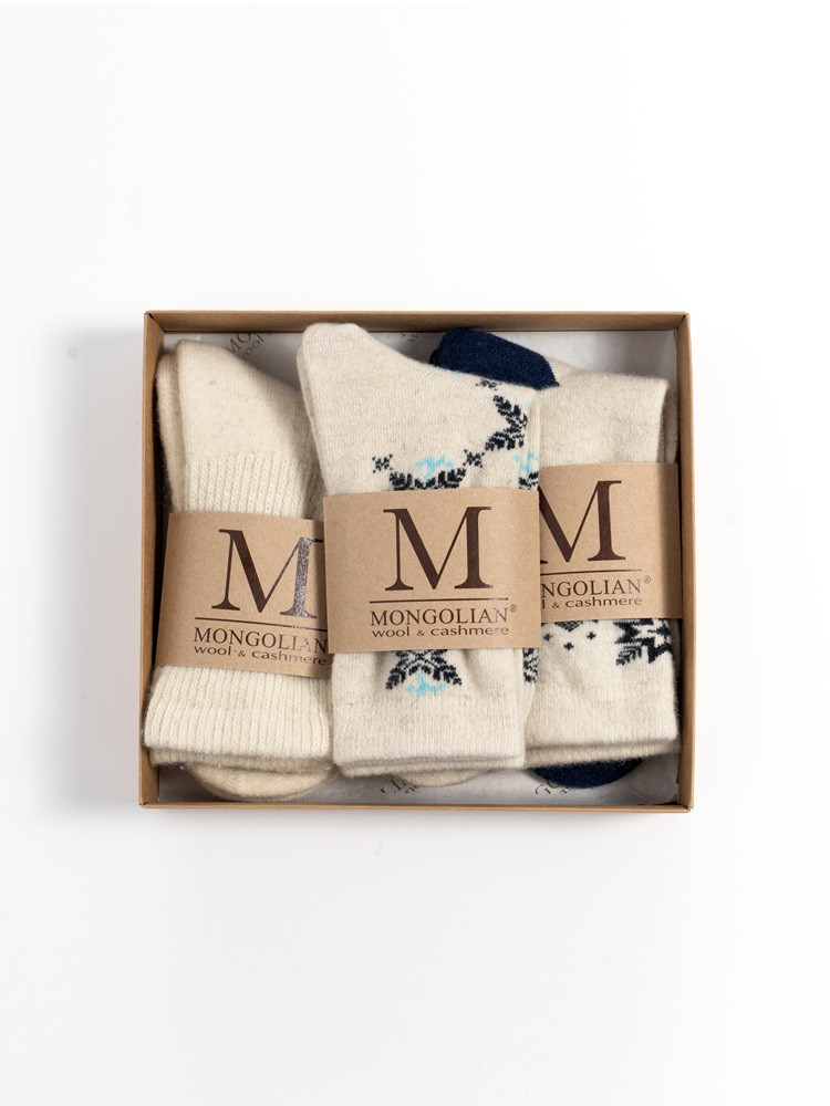SET AUS SOCKEN AUS 100 % SCHAFWOLLE MIT WINTERMOTIV