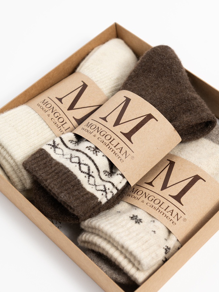SET AUS SOCKEN AUS 100 % SCHAFWOLLE MIT RENTIERMOTIV