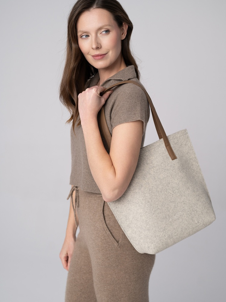 KLASSISCHE TASCHE AUS SCHAFWOLLE