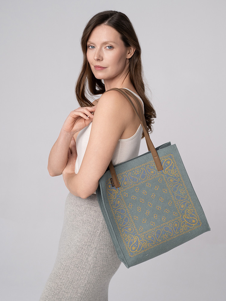GEMUSTERTE TASCHE AUS SCHAFWOLLE