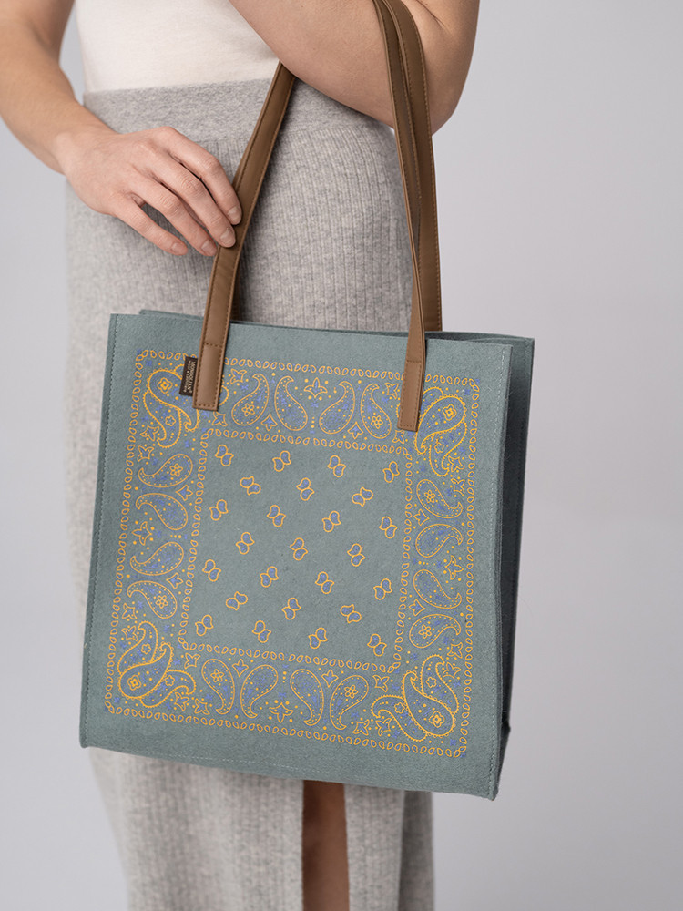 GEMUSTERTE TASCHE AUS SCHAFWOLLE