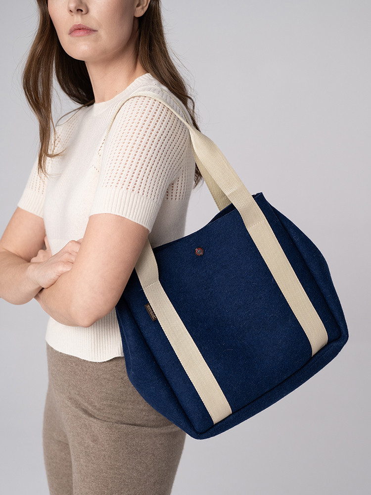 GROSSE TASCHE AUS SCHAFWOLLE