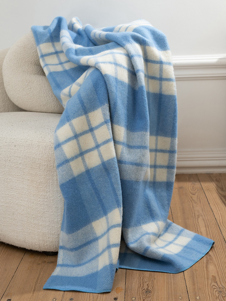 DECKE MIT BLAUEM KAROMUSTER 100% SCHAFSWOLLE