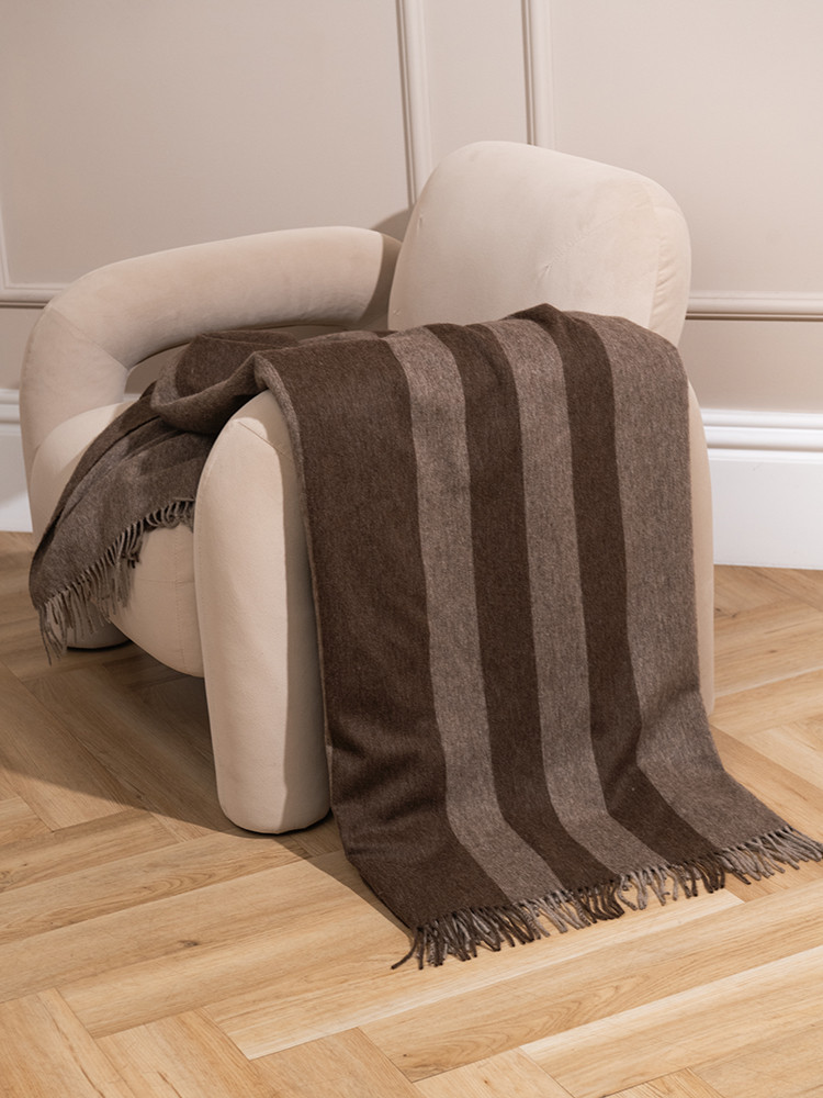 DECKE AUS 100 % SCHAFWOLLE IN BRAUN